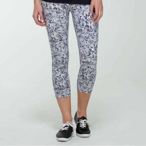 Lululemon wunder under crops in pink / gray camo size 4 - Picture 3 of 9